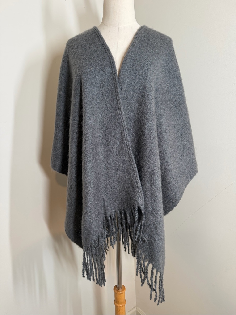 NWT! Echo Women’s Grey Cozy Fringed Wrap Poncho Cape One Size Fits Most